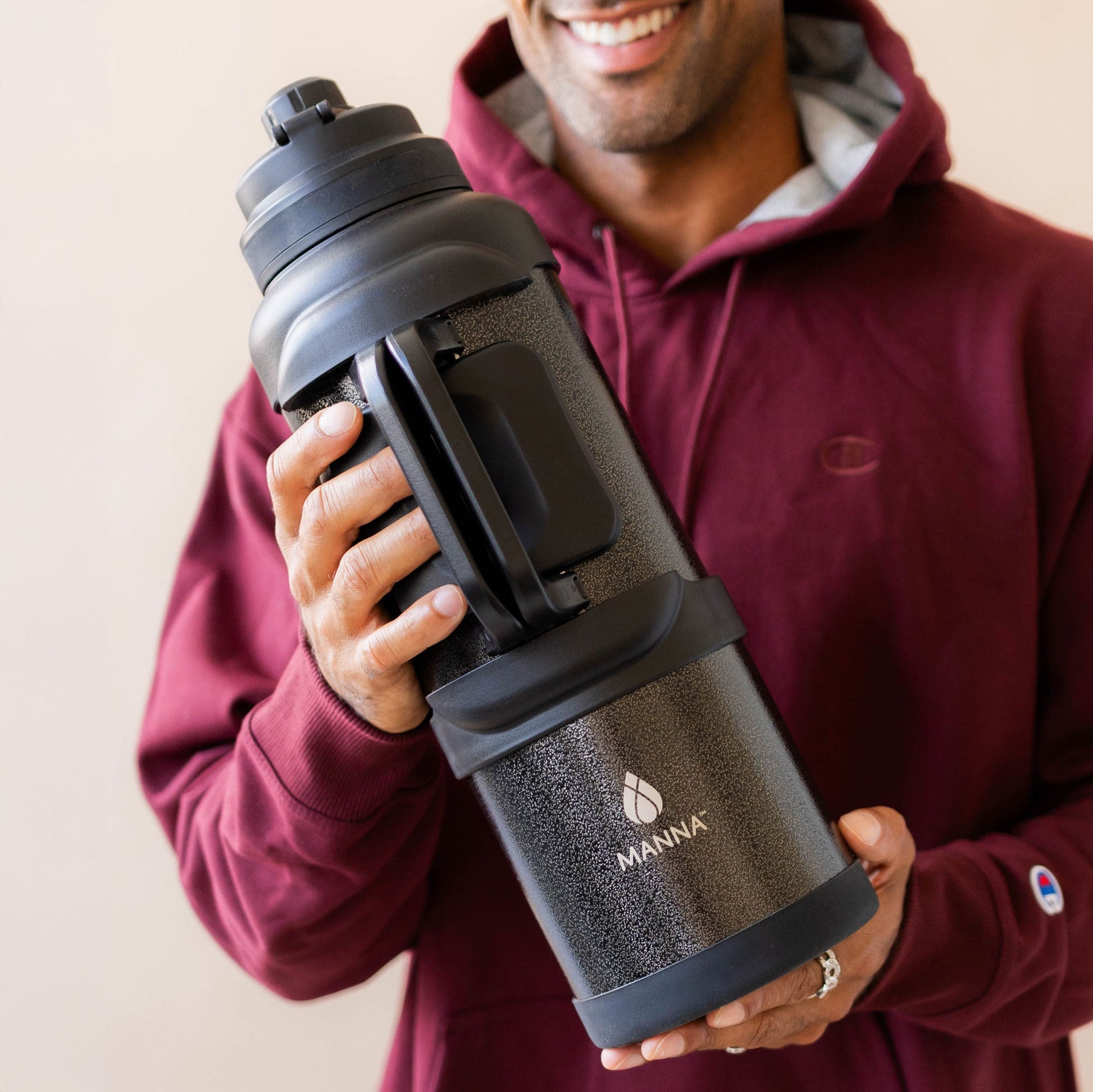 4l-titan-bottle-135-oz-z2 5Manna_Website_Lifestyles-29.jpg